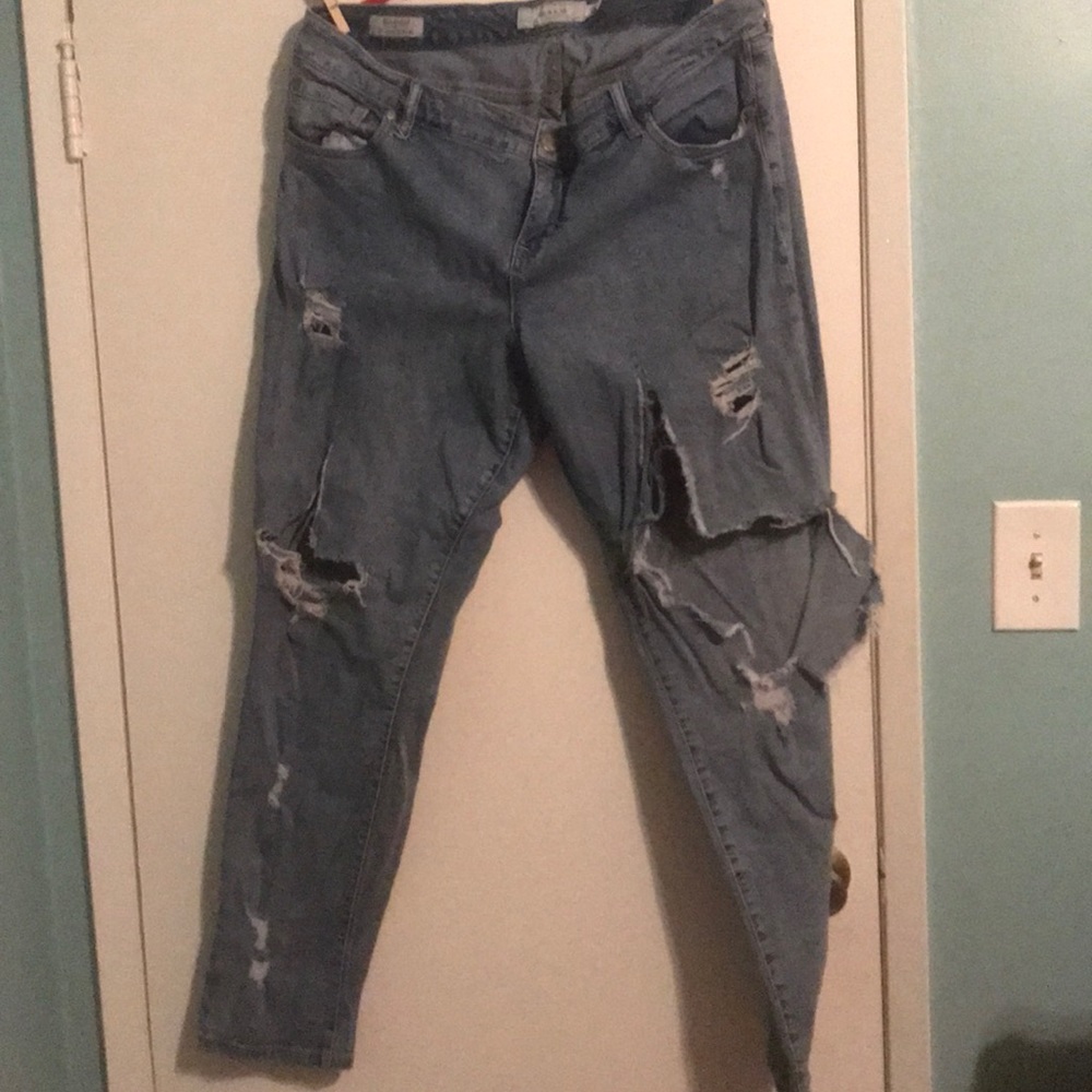 Ripped boyfriends jeans